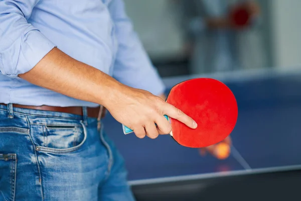 Geschäftsleute entspannen sich in gemeinsamen Büroräumen — Stockfoto