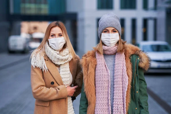 Two women wearing face masks and hanging out in the city — Stock Photo, Image