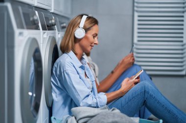 Çamaşır odasında genç bir öğrenci.