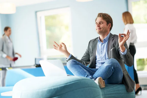 Vuxen affärsman som använder dator i lekrummet slappna av zon — Stockfoto