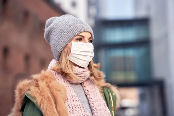 Woman wearing face mask because of Air pollution or virus epidemic in the city — Stock Photo, Image