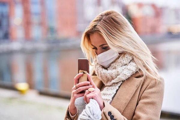 Frau trägt Mundschutz wegen Luftverschmutzung oder Virusepidemie in der Stadt — Stockfoto