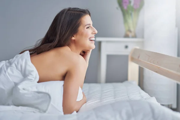 Sensual mujer adulta en el dormitorio por la mañana —  Fotos de Stock
