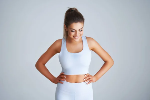 Adulto hermosa mujer haciendo ejercicio sobre fondo de luz —  Fotos de Stock