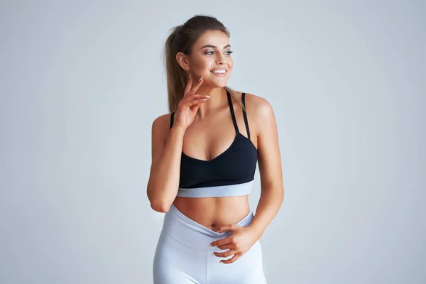 Adulto hermosa mujer haciendo ejercicio sobre fondo de luz —  Fotos de Stock