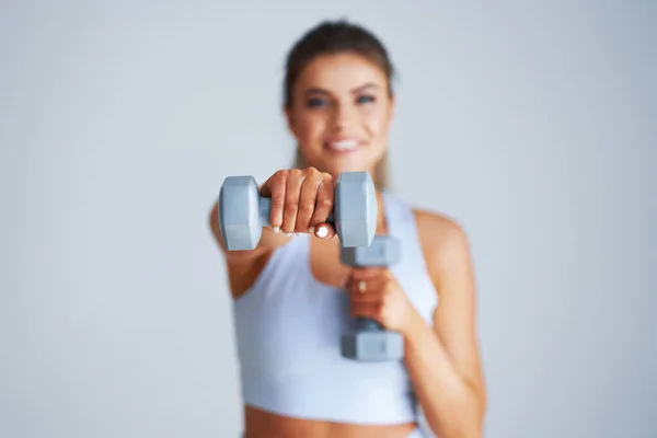 Erwachsene schöne Frau arbeitet über hellem Hintergrund — Stockfoto