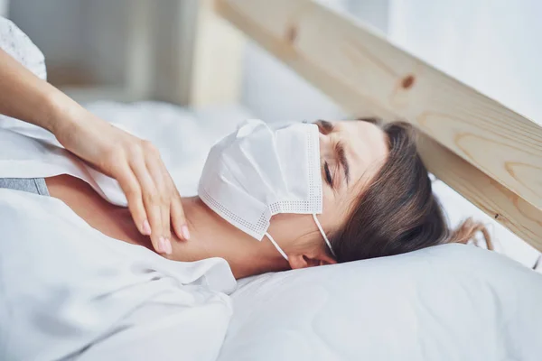 Femme adulte masquée se sentant malade à la maison Covid-19 concept — Photo