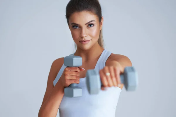 Erwachsene schöne Frau arbeitet über hellem Hintergrund — Stockfoto