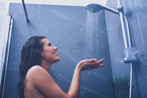 Erwachsene Frau unter der Dusche im Badezimmer — Stockfoto