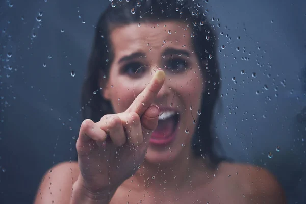 Felnőtt nő a zuhany alatt a fürdőszobában — Stock Fotó