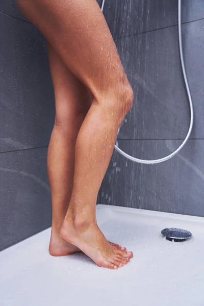 Volwassen vrouw onder de douche in de badkamer — Stockfoto