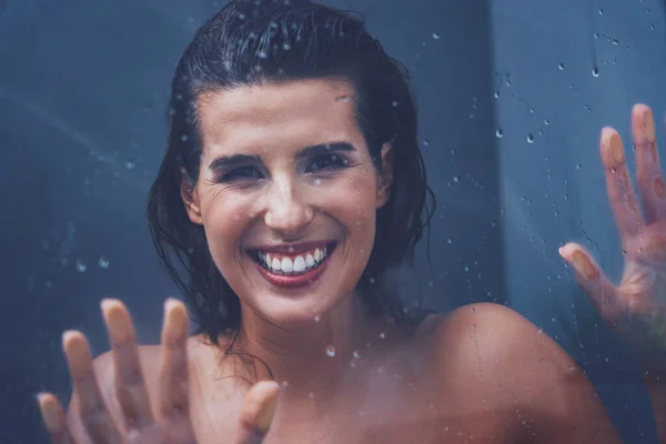 Взрослая женщина под душем в ванной — стоковое фото
