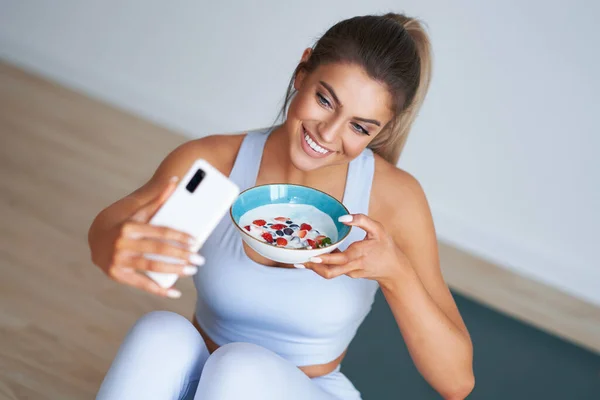 Porträt einer schönen hispanischen Frau, die Joghurt isst, um einen gesunden Lebensstil zu fördern — Stockfoto