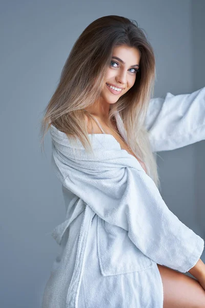 Vacker kvinna i badrock på morgonen — Stockfoto