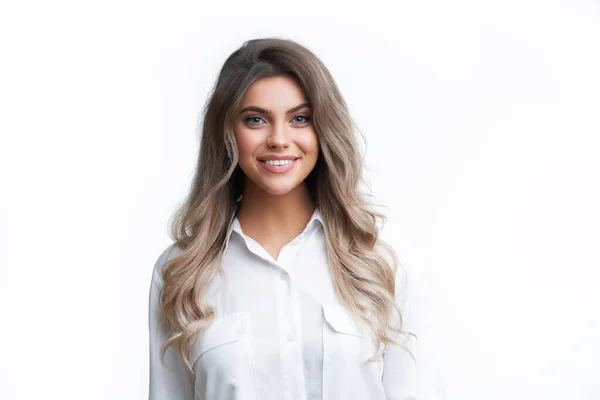 Hermoso retrato de mujer adulta. Estudio, aislado sobre fondo blanco —  Fotos de Stock