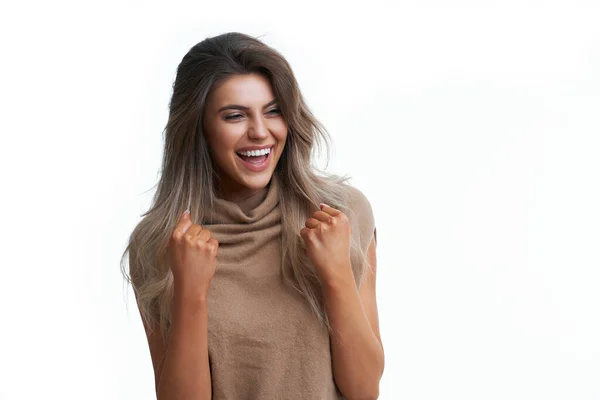 Mooi portret van een volwassen vrouw. Studio shot, geïsoleerd op witte achtergrond — Stockfoto