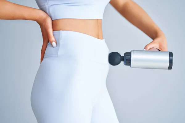 Mujer recibiendo terapia anti-celulitis y anti-grasa sobre fondo claro —  Fotos de Stock