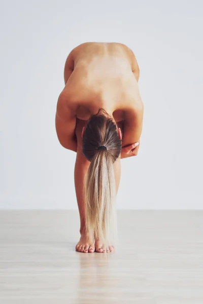 Naked sensual woman posing over gray background — Stock Photo, Image