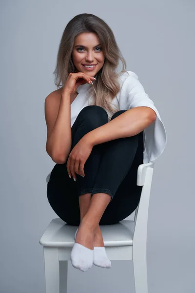 Mooi portret van een volwassen vrouw. Studio shot, geïsoleerd op grijze achtergrond — Stockfoto