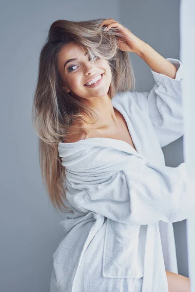 Hermoso retrato de mujer adulta. Estudio, aislado sobre fondo blanco —  Fotos de Stock