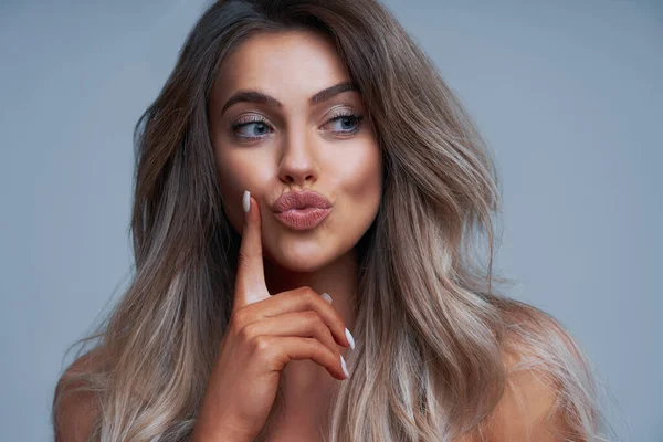 Belo retrato de mulher adulta. Estúdio tiro, isolado em fundo cinza — Fotografia de Stock