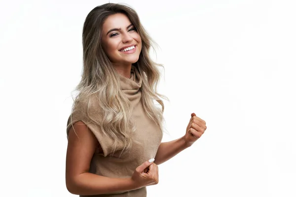 Hermoso retrato de mujer adulta. Estudio, aislado sobre fondo blanco — Foto de Stock