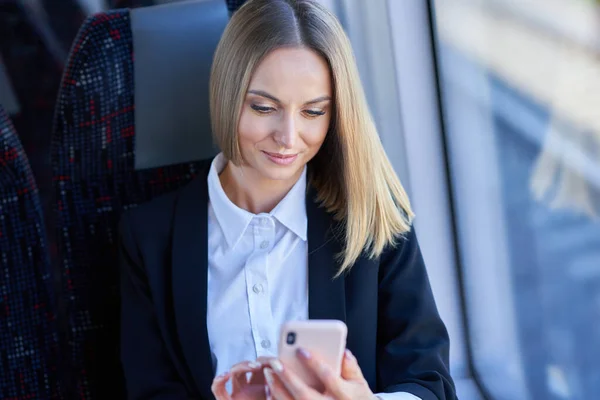 Tunnelbanependlare affärskvinna på kollektivtrafik med hjälp av smartphone — Stockfoto