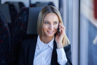 Metro banliyö işkadını akıllı telefon kullanarak toplu taşımada