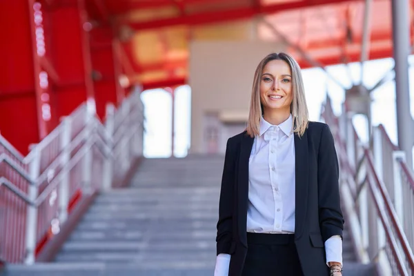 Elegante mujer caminando con bolsa y maleta en la estación de tren —  Fotos de Stock