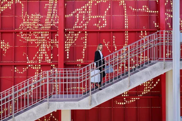 Mulher elegante andando com saco e mala na estação ferroviária — Fotografia de Stock