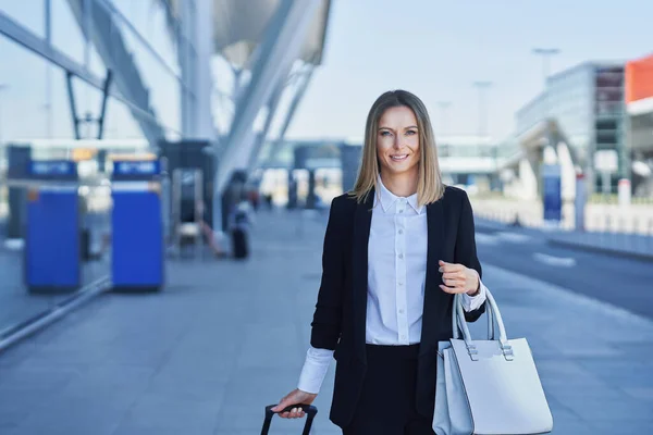 Volwassen vrouwelijke passagier op de luchthaven — Stockfoto
