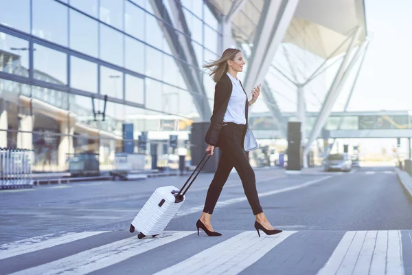 Adult attractive woman in the city — Stock Photo, Image