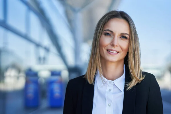 Vuxen kvinnlig passagerare på flygplatsen — Stockfoto