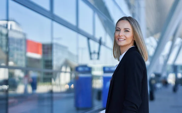 Erwachsene Passagierin am Flughafen — Stockfoto