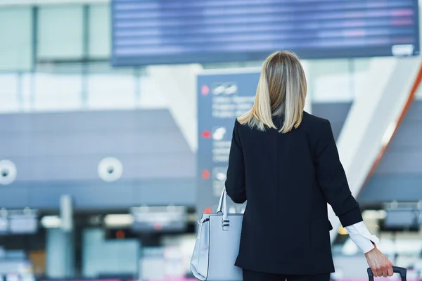 Adulto passageiro feminino no aeroporto — Fotografia de Stock