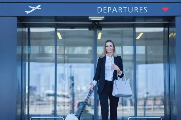 Pasajera adulta en el aeropuerto — Foto de Stock