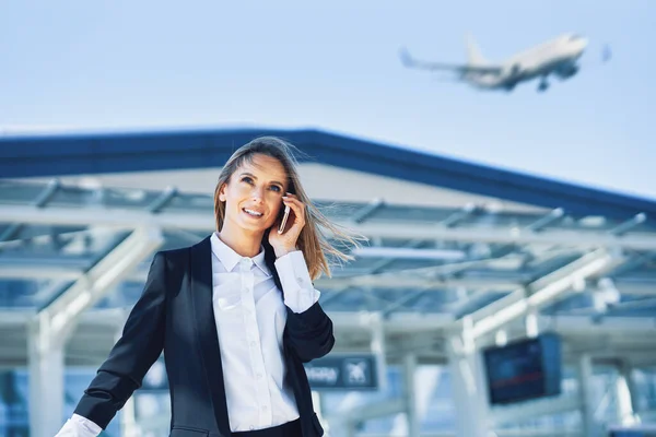 Erwachsene Passagierin am Flughafen — Stockfoto