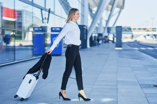 Adulto passageiro feminino no aeroporto — Fotografia de Stock