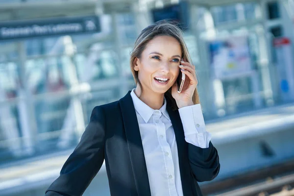 Adult female passenger using smartphone at the airport — Stock Photo, Image