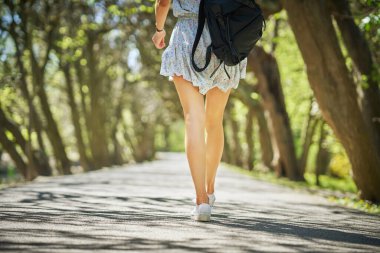 Mavi elbiseli bir kadın.