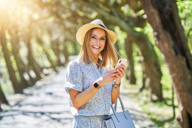 Mavi elbiseli bir kadın.