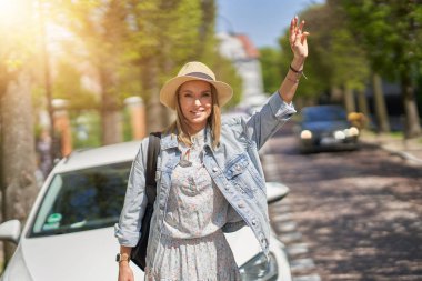 Taksiye binen şapka takan biri..