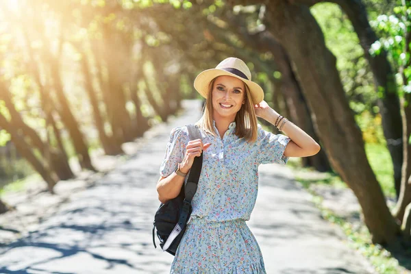 Mujeres felices en el parque. —  Fotos de Stock