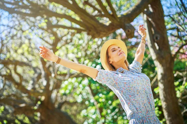 Mulheres felizes no parque. — Fotografia de Stock