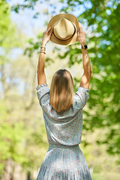 Vrouw met hoed in het park — Stockfoto