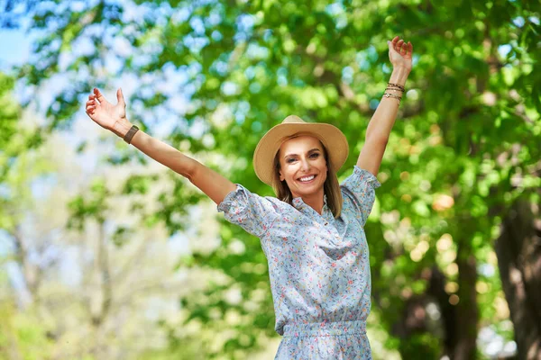 Una chica agradable y feliz con smarfone —  Fotos de Stock