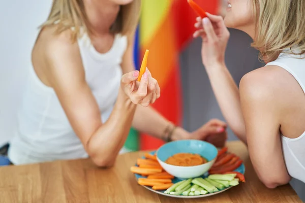 两个年轻的女朋友在吃健康的食物 — 图库照片