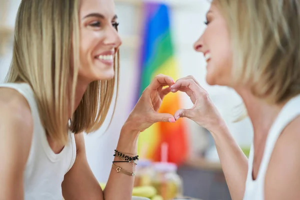 LGBT couple lesbien amour moments dans la cuisine bonheur concept — Photo