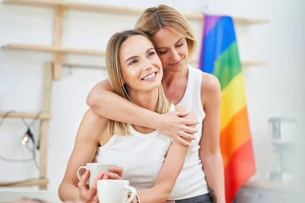 LGBT lesbisch paar liefde momenten in de keuken geluk concept — Stockfoto