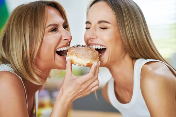 LGBT Lésbicas casal amor momentos no cozinha felicidade conceito — Fotografia de Stock